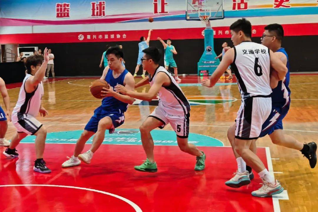 关于在北京队赛场上演全国篮球锦标赛，进球，引发球迷泪目的信息