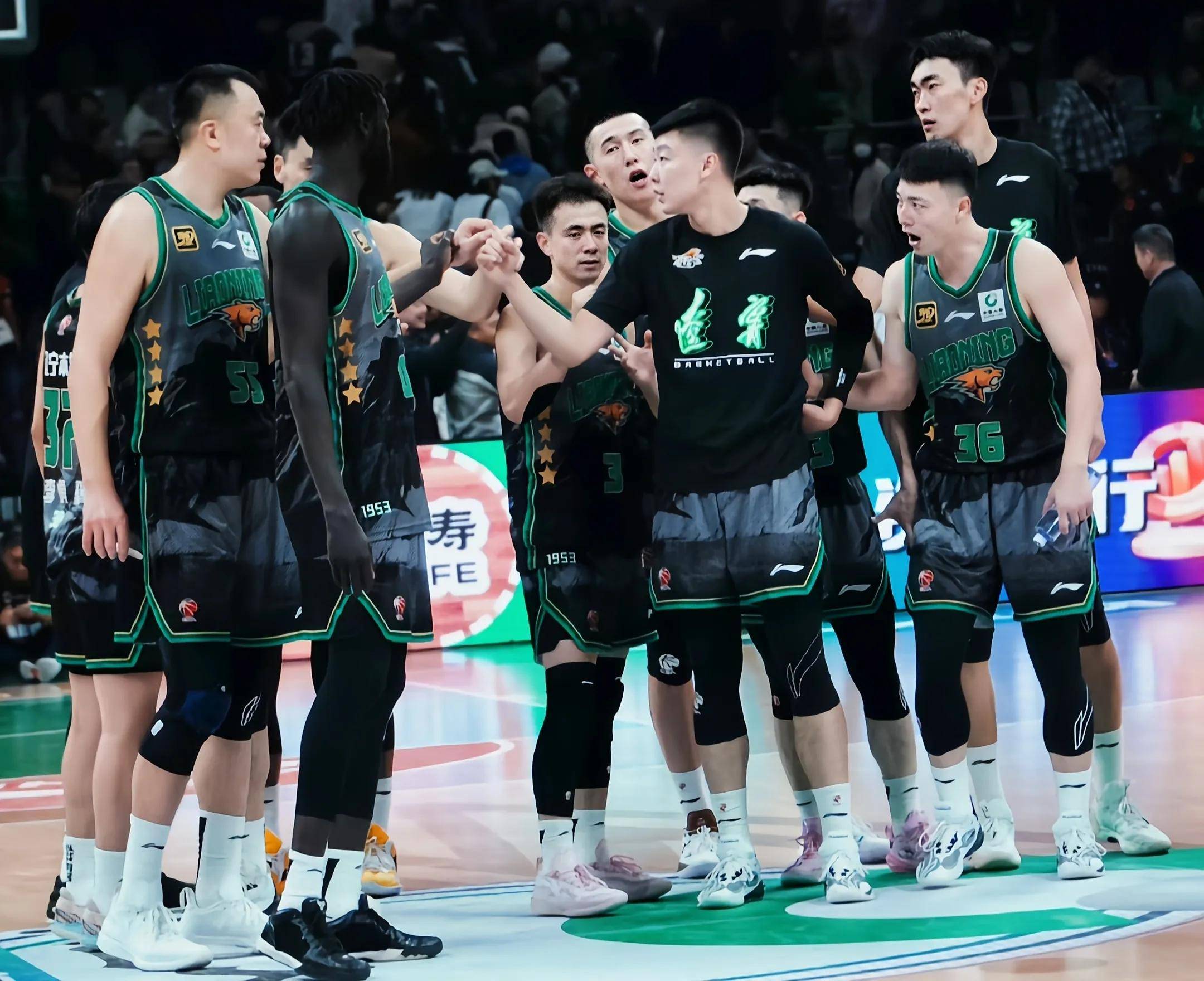 包含辽宁队在全国篮球锦标赛中打出绝杀，被誉为全场沸腾的词条