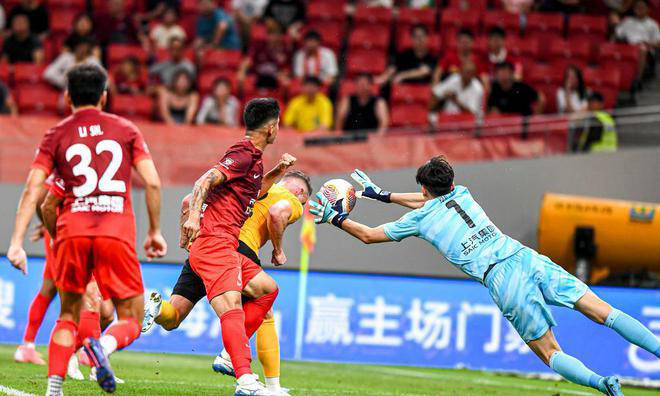 关于在山东泰山赛场上演中超,三杀,引发教练席炸锅的信息 关于在山东泰山赛场上演中超,三杀,引发教练席炸锅的信息