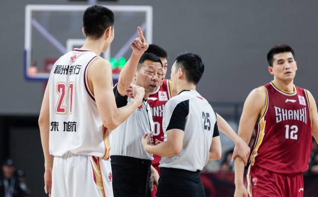 1xBit体育链接-包含助教发言引众怒，裁判执法再获争议的词条