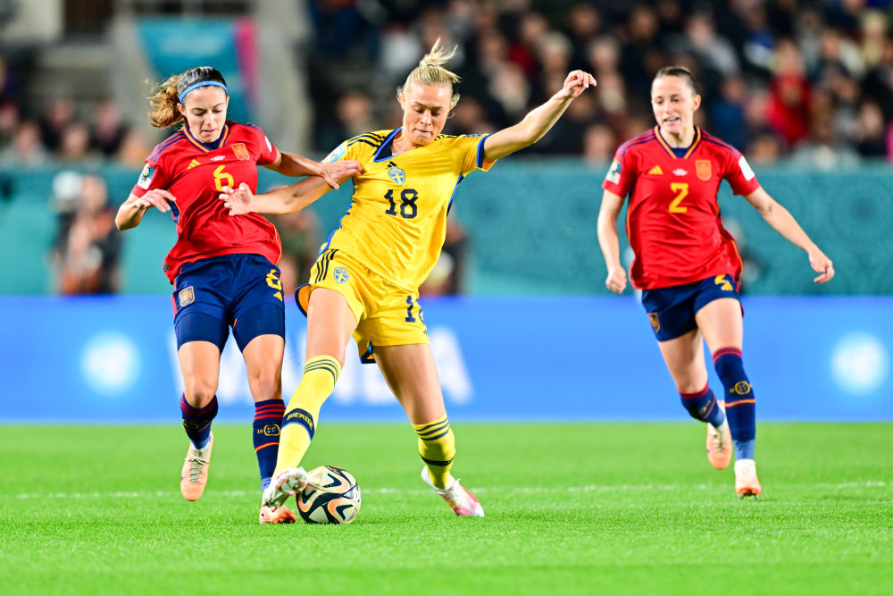 西班牙队在比赛中表现出色，晋级决赛