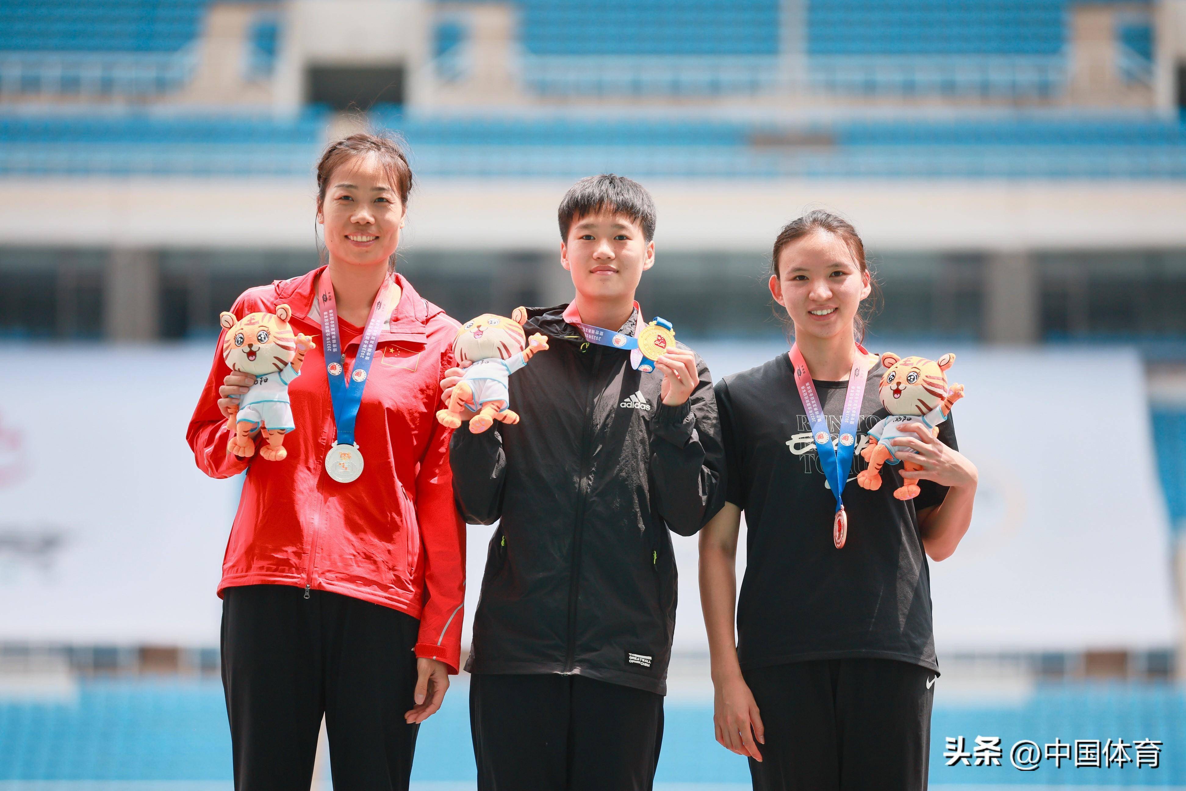 田径冠军再夺金牌，实力无敌！