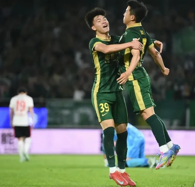 一支战胜强队的球队在锦标赛中大放异彩