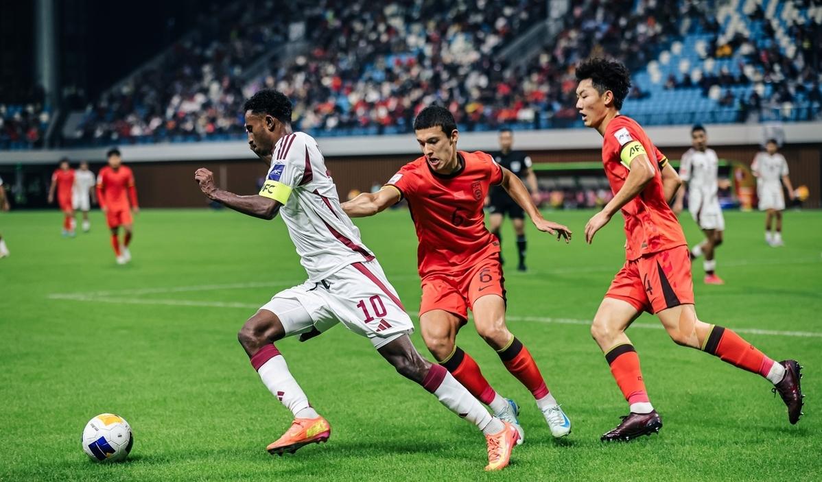 包含谁是本赛季国内足球最受瞩目的球员？的词条