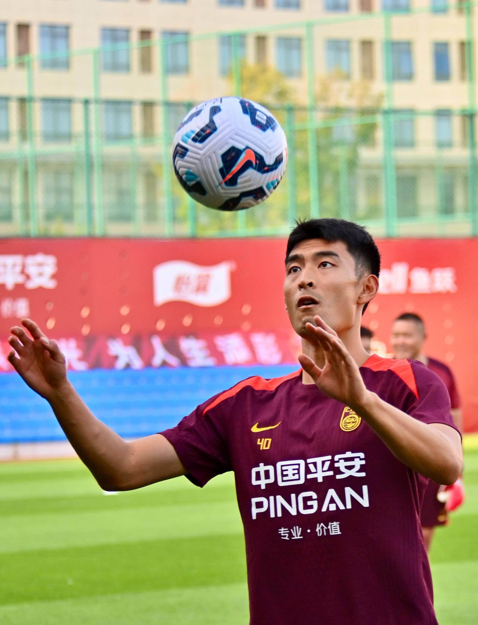 球队备战国际大赛，主教练严格要求