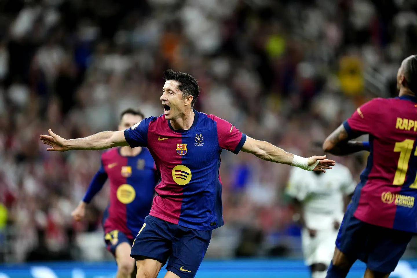 皇马前锋梅开二度，巴萨遭到逆转